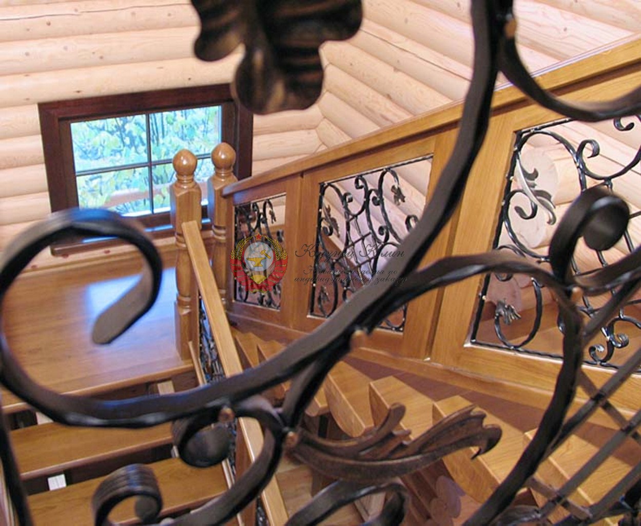 Перила из сосны с коваными вставками