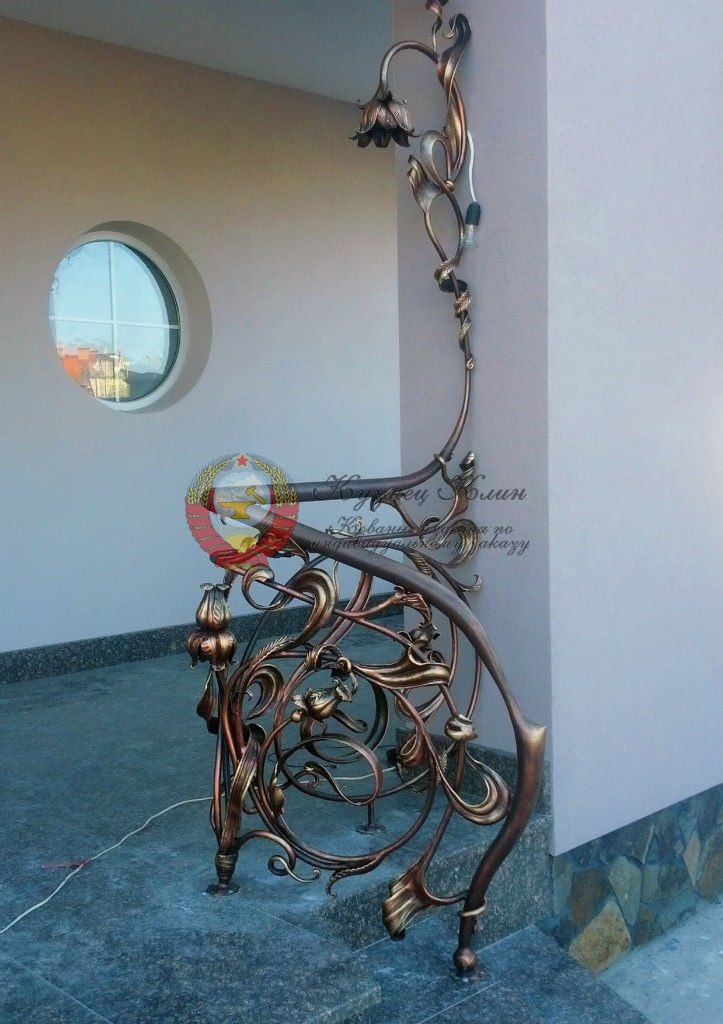 Перила кованые со светильником