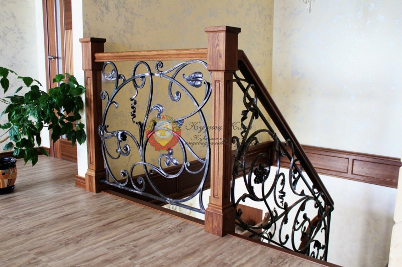 Перила с дубовыми стобами и ковкой