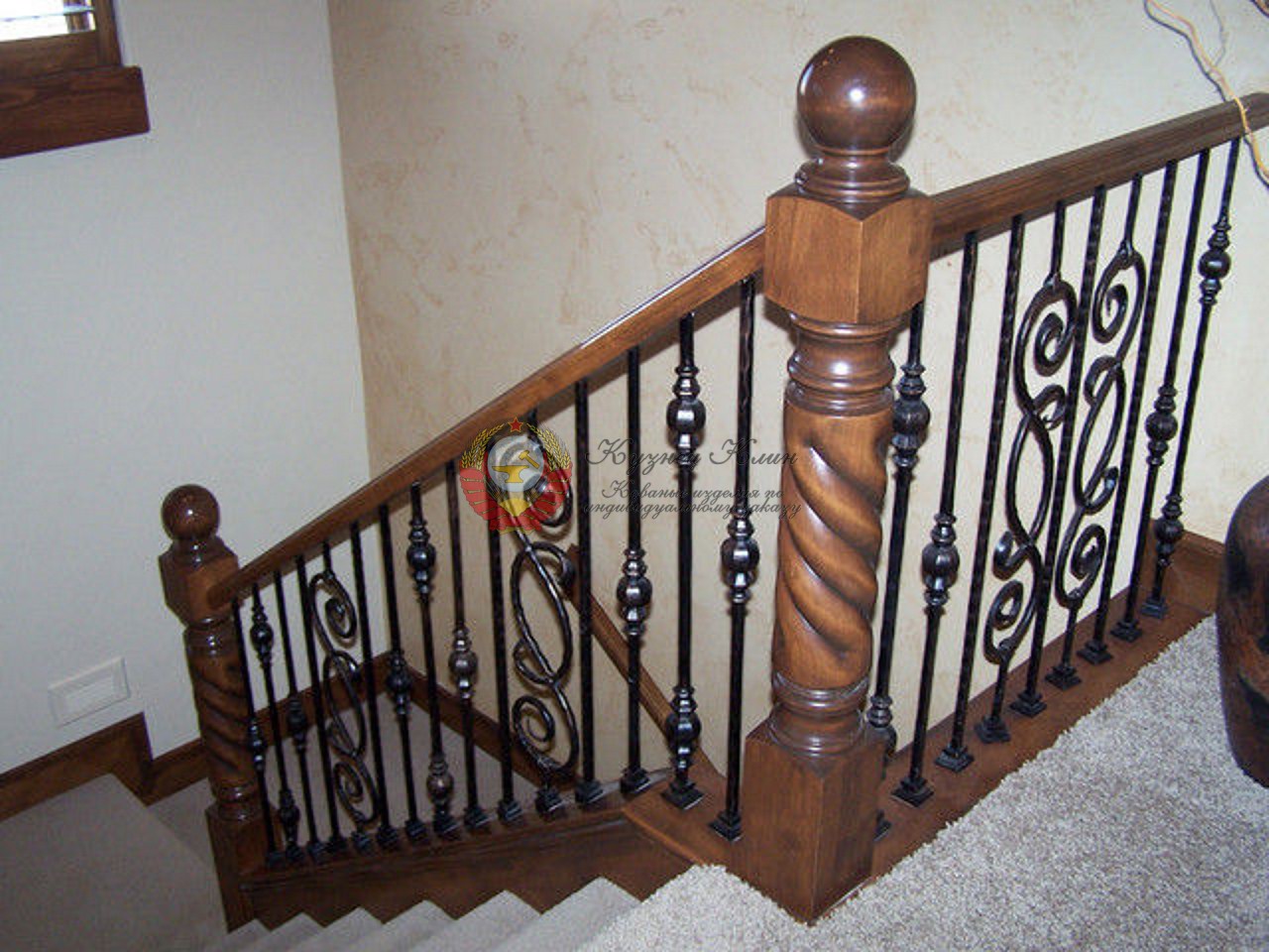 Перила с резными деревяными столбами и ковкой