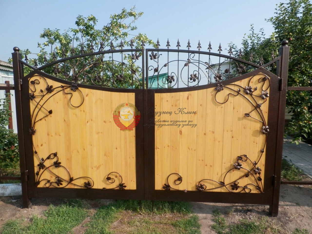 Ворота с ковкой и доской сосна