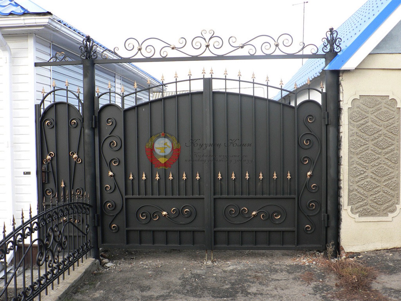 Ворота с ковкой с перемычкой с верху