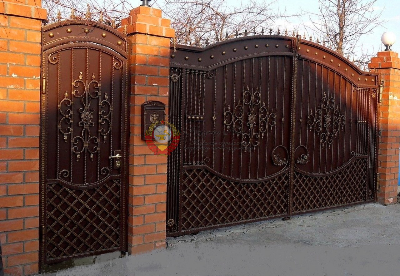 Глухие ворота с коваными элементами