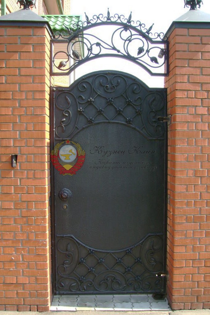 Калитка кованая с аркой