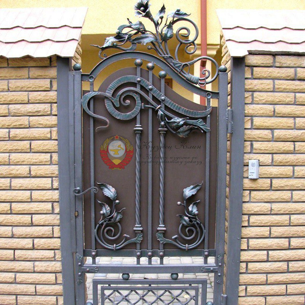 Кованая калитка с цветами