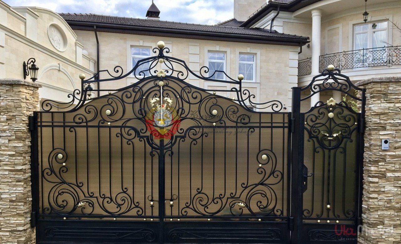 Кованые ворота глухие с поликарбонатом