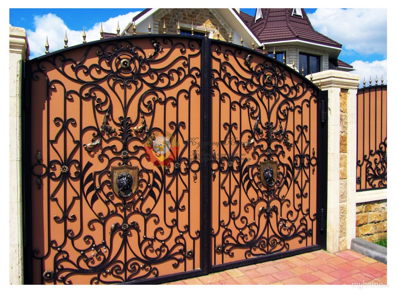 Кованые ворота глухие цвета слоновая кость