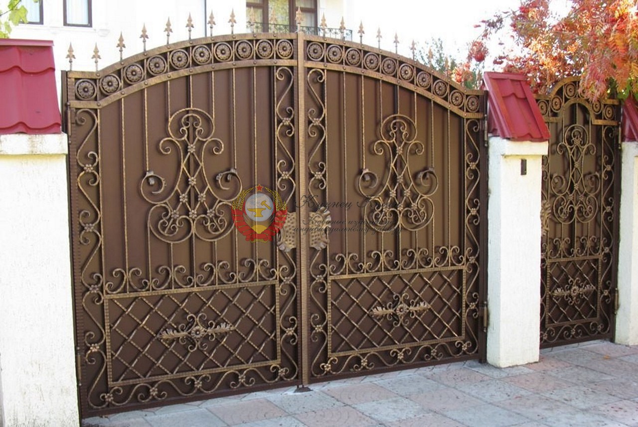Кованые ворота с аркой и калиткой