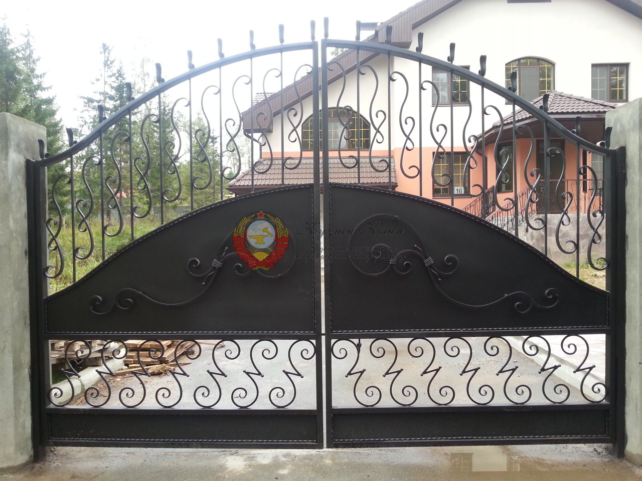 Кованые ворота с аркой