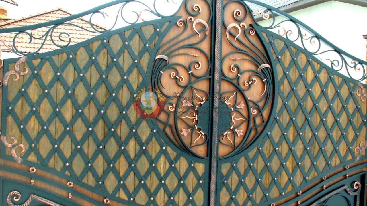 Кованые ворота с деревом и солнышком