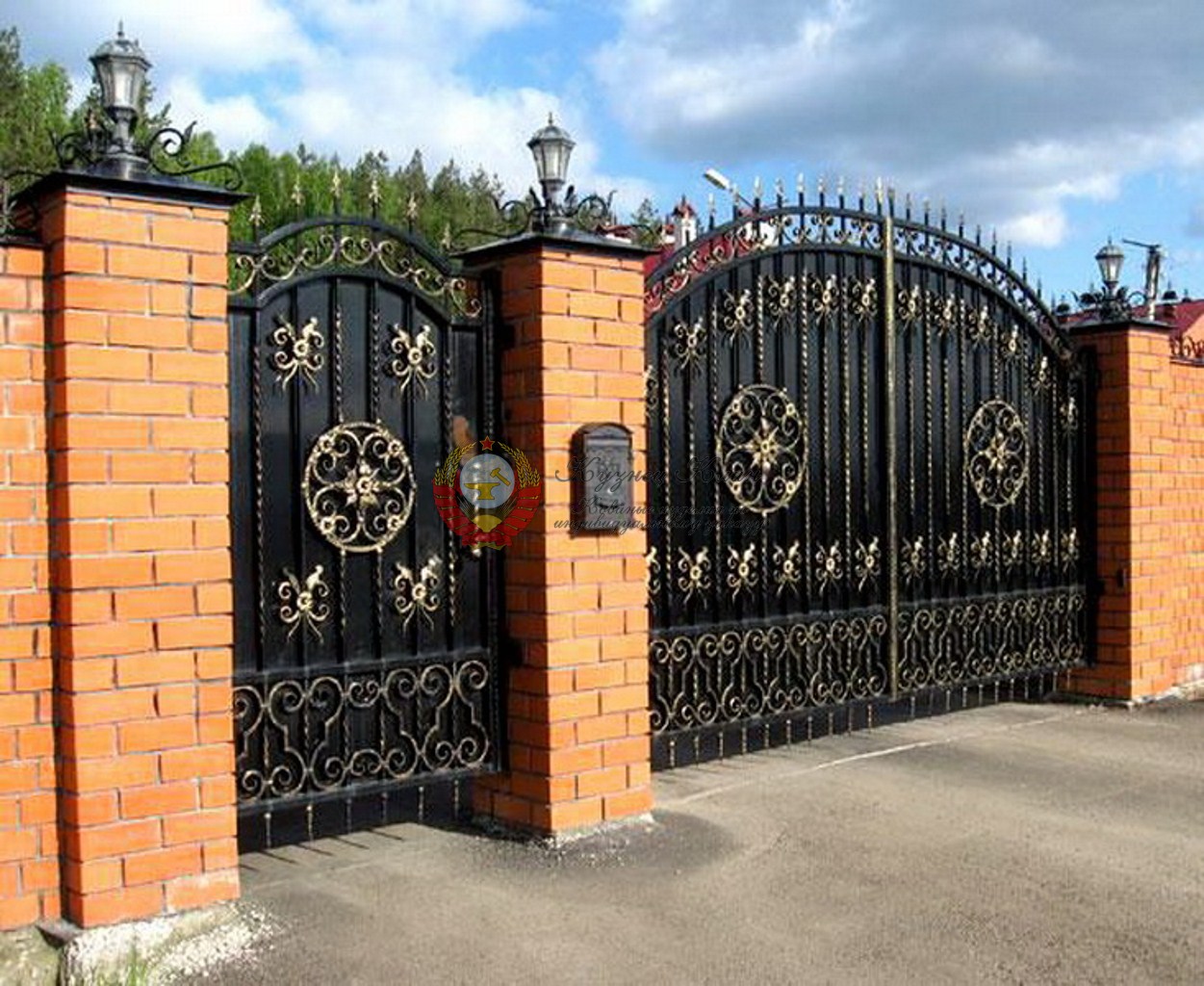 Кованые ворота с золотым солндцем