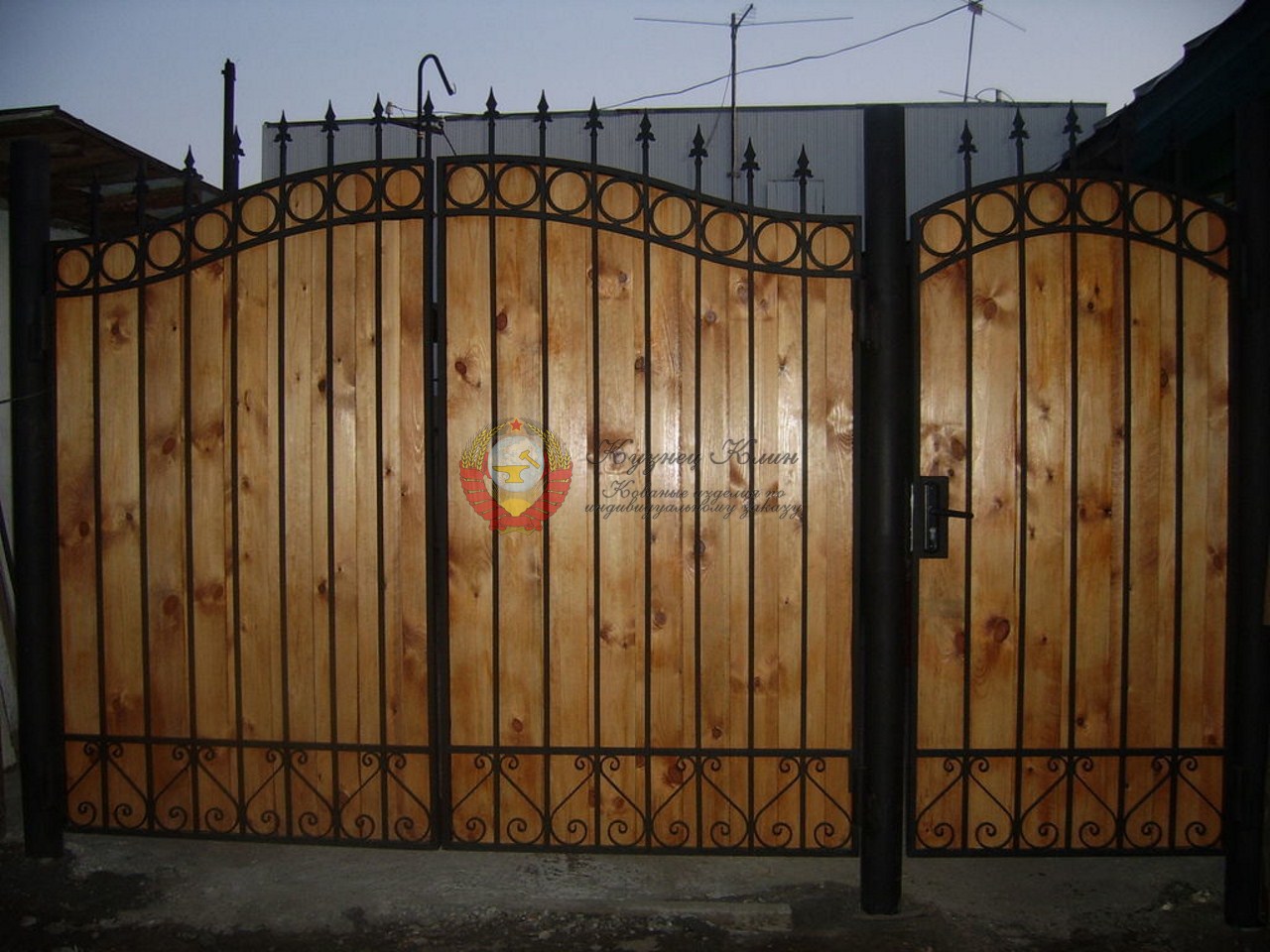 Кованые ворота с калиткой и деревом