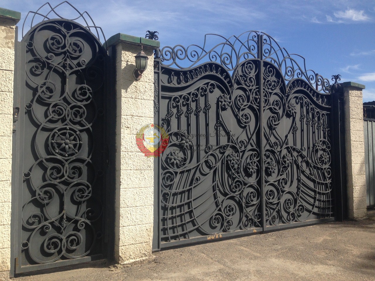 Кованые ворота с калиткой через столб