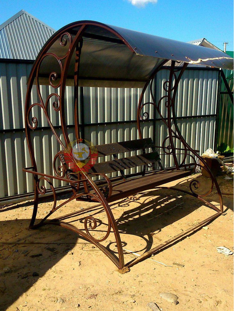 Кованые качели коричневые спатиной