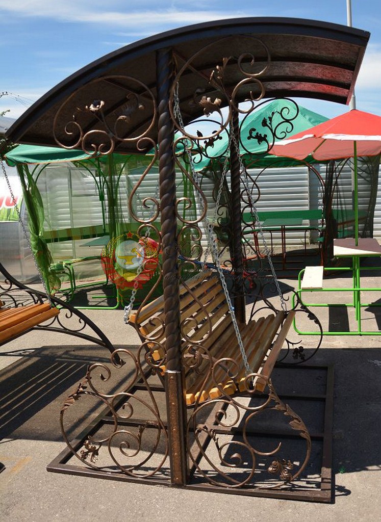 Кованые качели на двух столбах