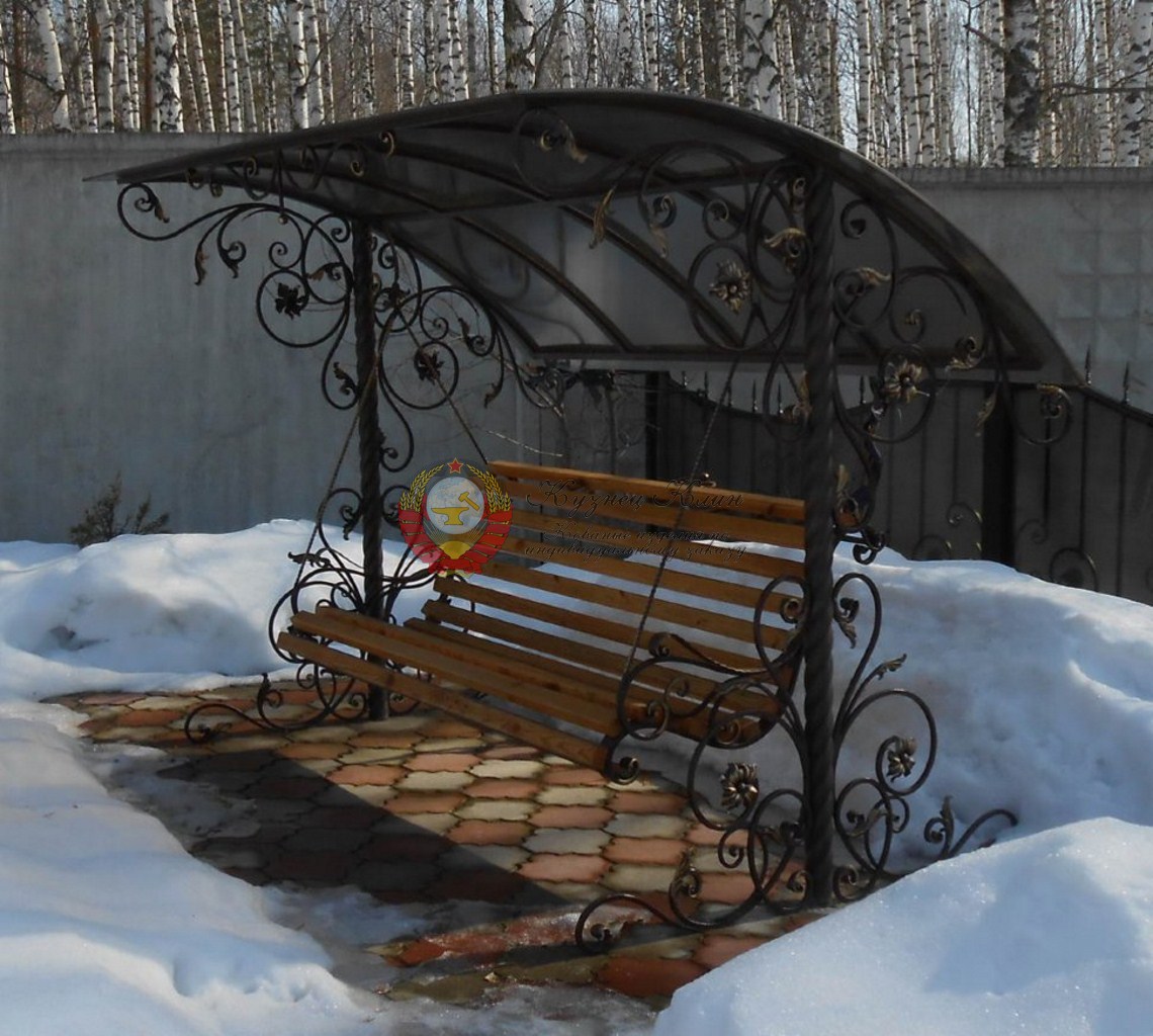 Кованые качели на опорах