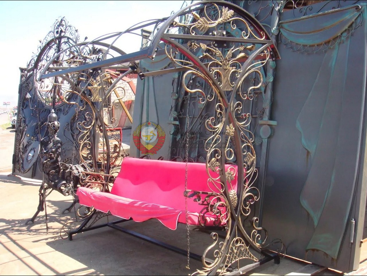 Кованые качели на цепях