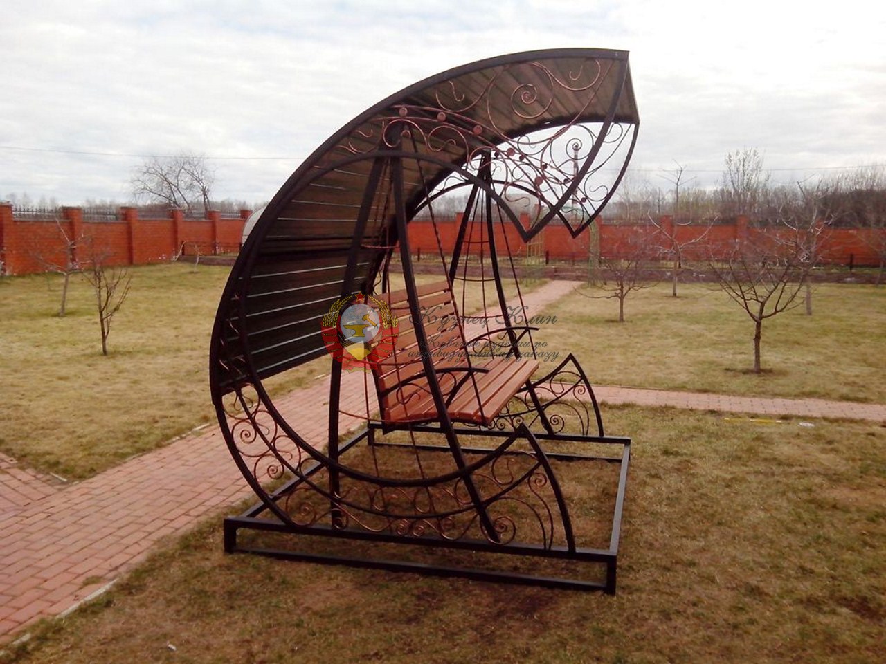 Кованые качели с арочной крышей