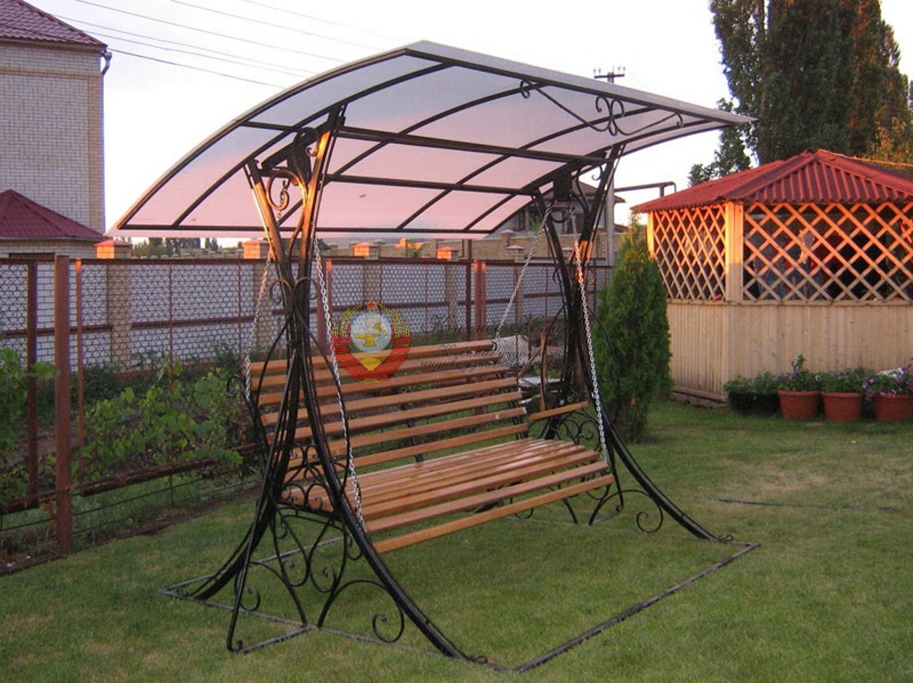 Кованые качели с боковыми упорами