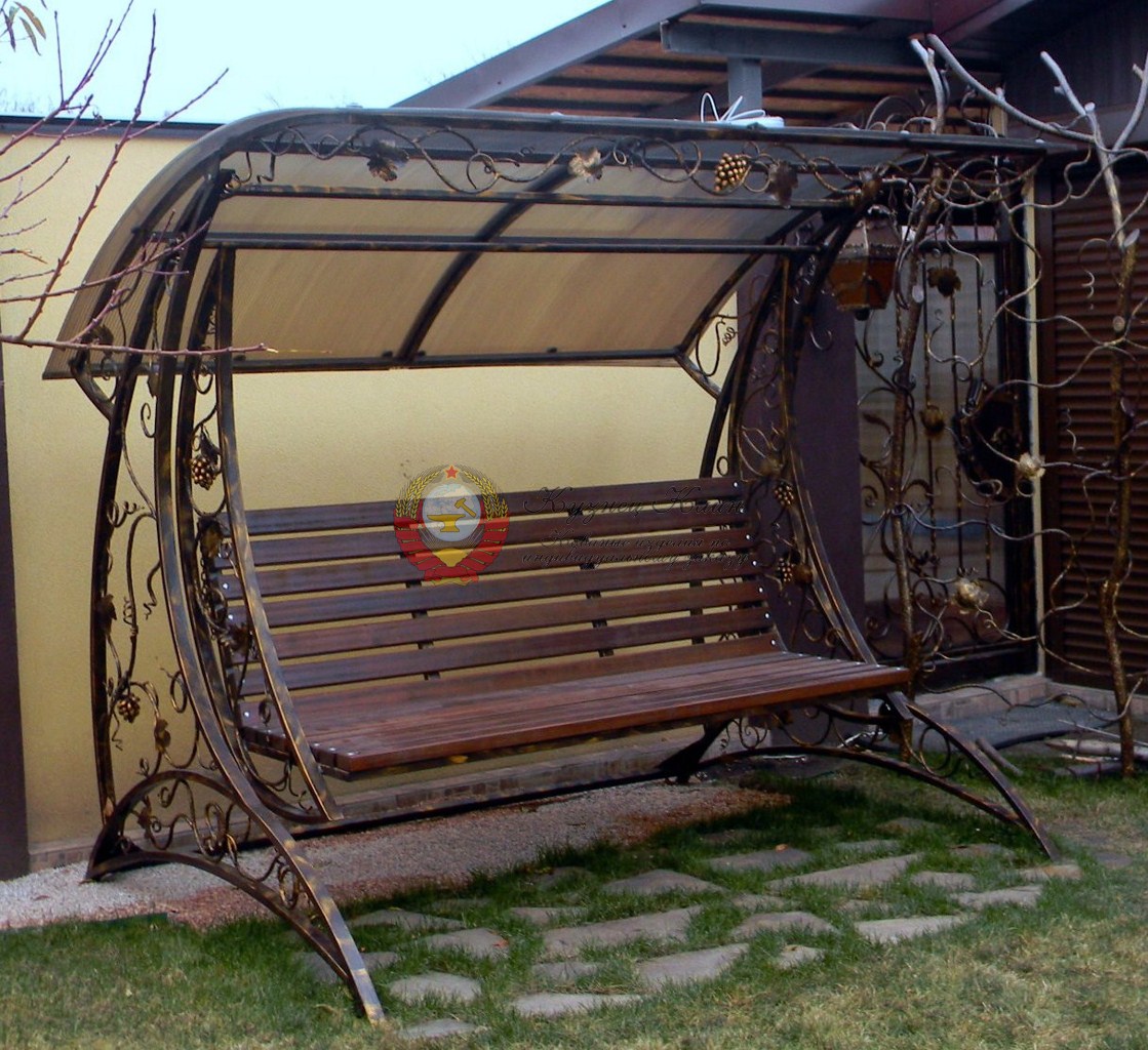 Кованые качели с виноградной лазой