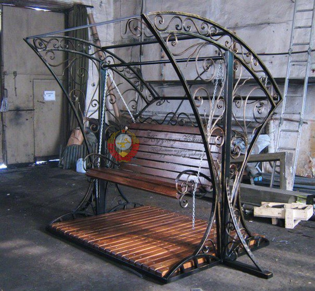 Кованые качели с деревяным полом