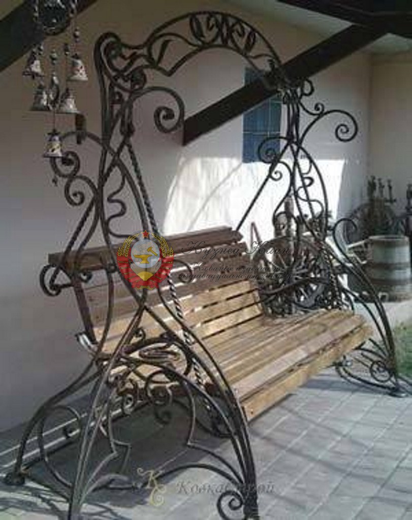 Кованые качели с красивой аркой