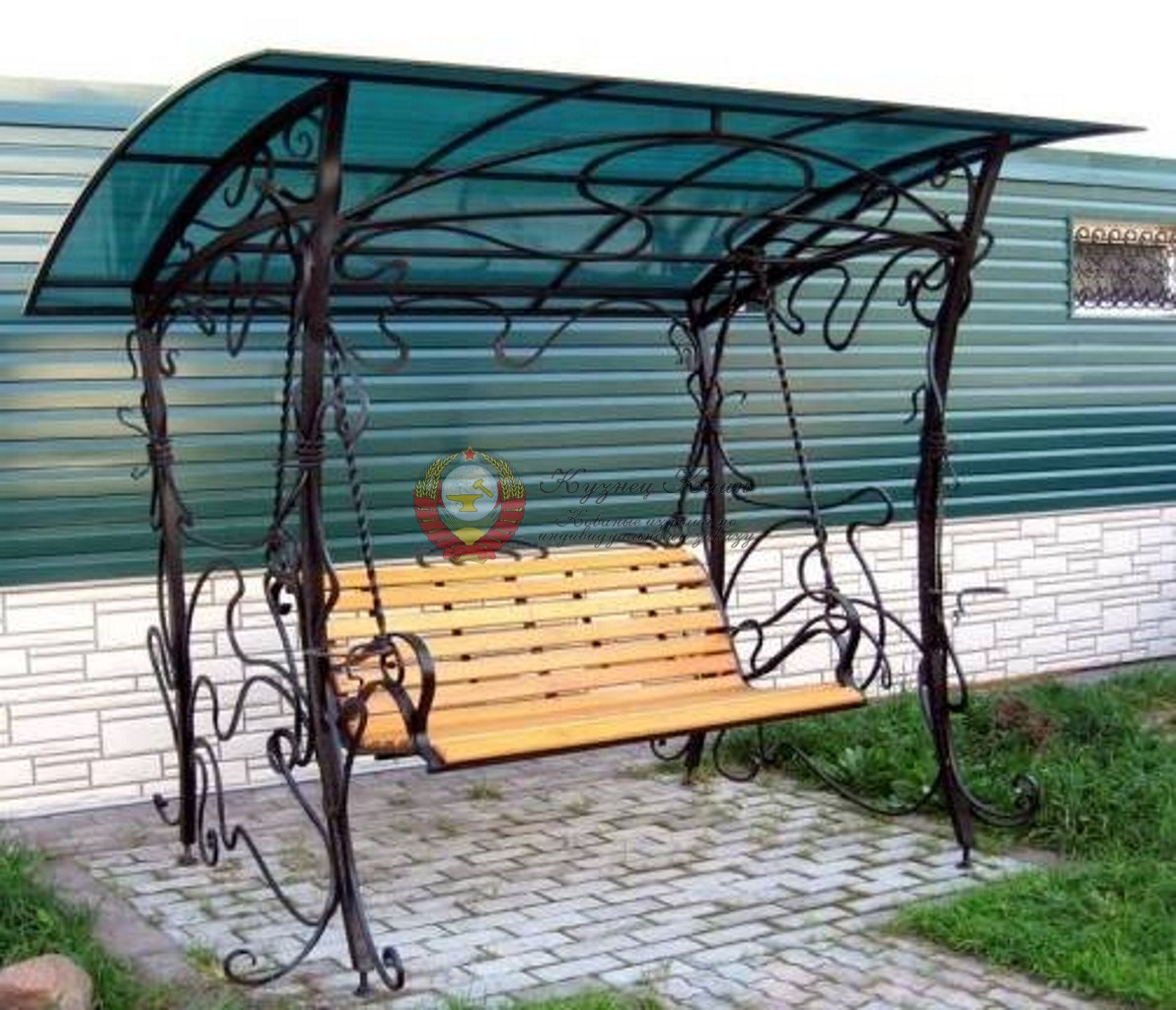 Кованые качели с крышей из поликарбоната