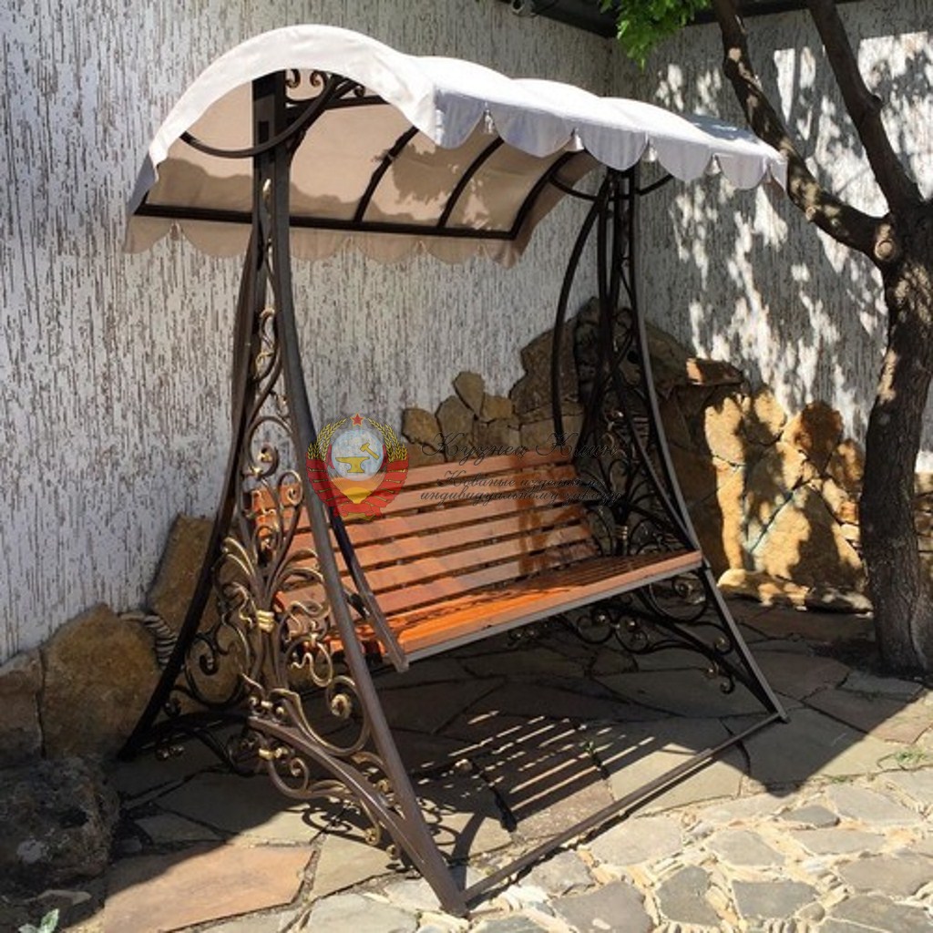 Кованые качели с мягкой крышей