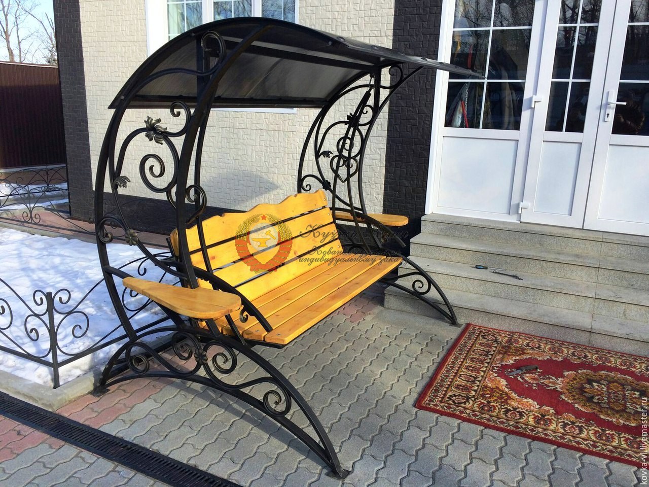 Кованые качели с подставкой