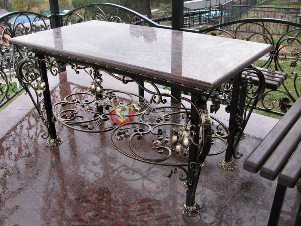 Кованый стол с каменной столешницей