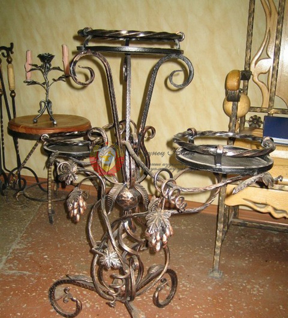 Цветочница кованая напольная