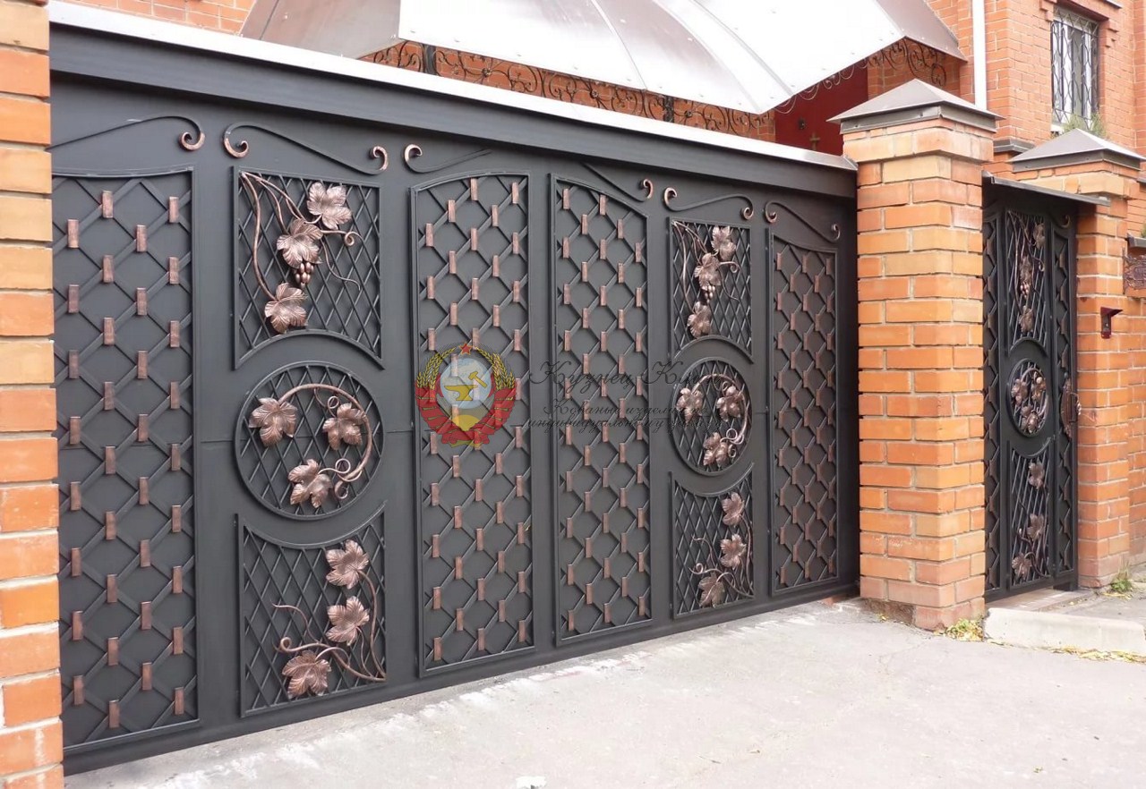 Откатные кованые ворота и калитка