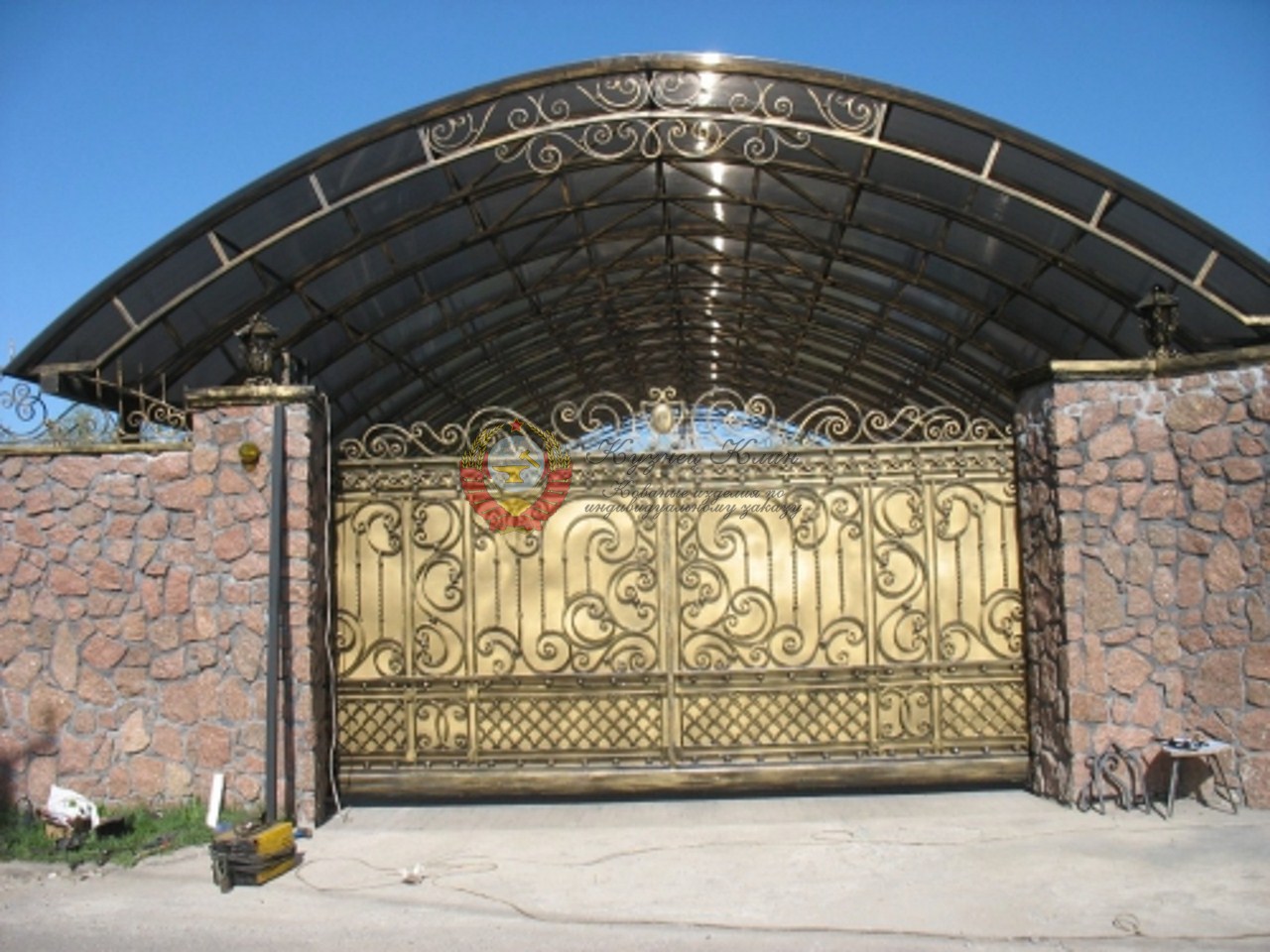 Автонавес кованый со сварными фермами