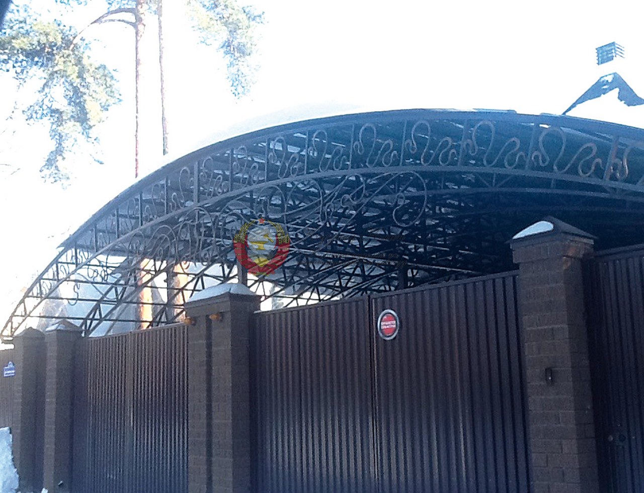 Автонавес с коваными фермами