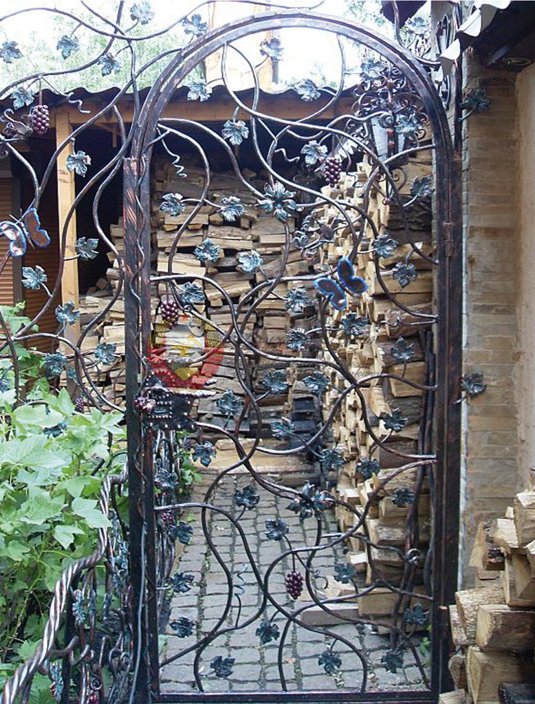 Кованая калитка виноградня лоза