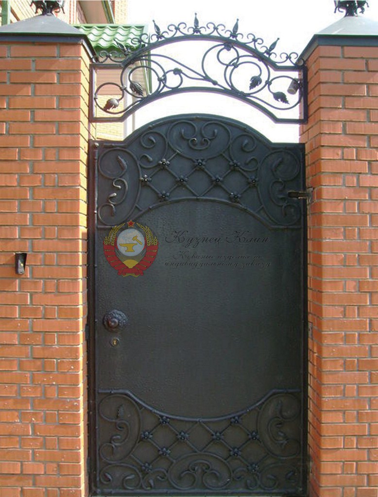 Кованая калитка глухая в кирпич
