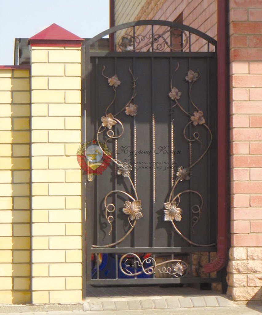 Кованая калитка глухая с аркой