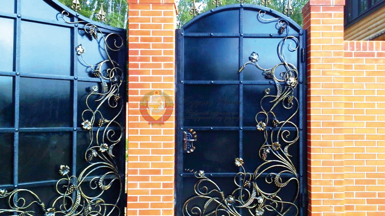 Кованая калитка с золотым покрытием