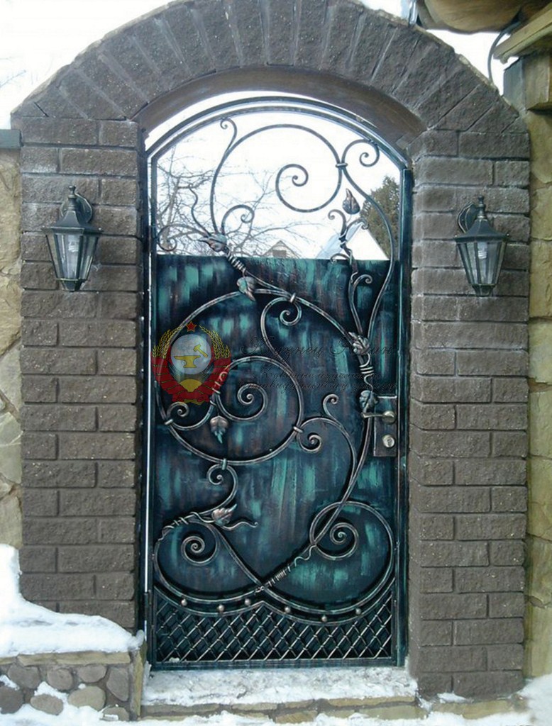 Кованая калитка с фонарями