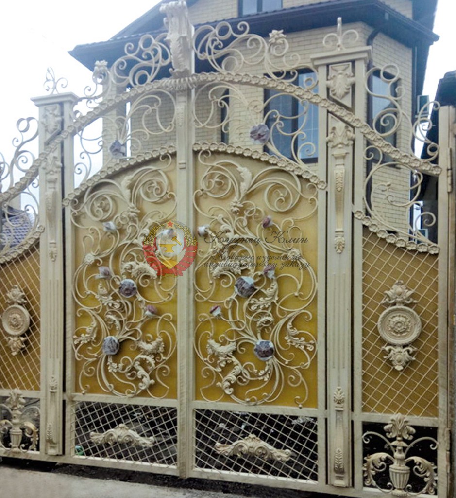 Кованые ворота в светлых тонах