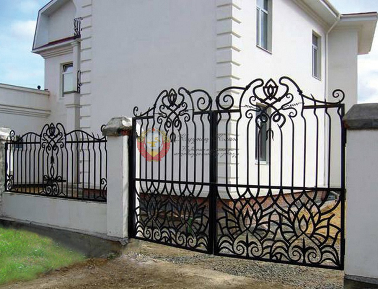 Кованые ворота в стиль забора
