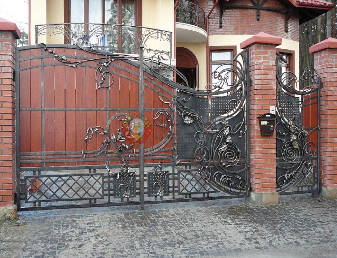 Кованые ворота дерево и железо