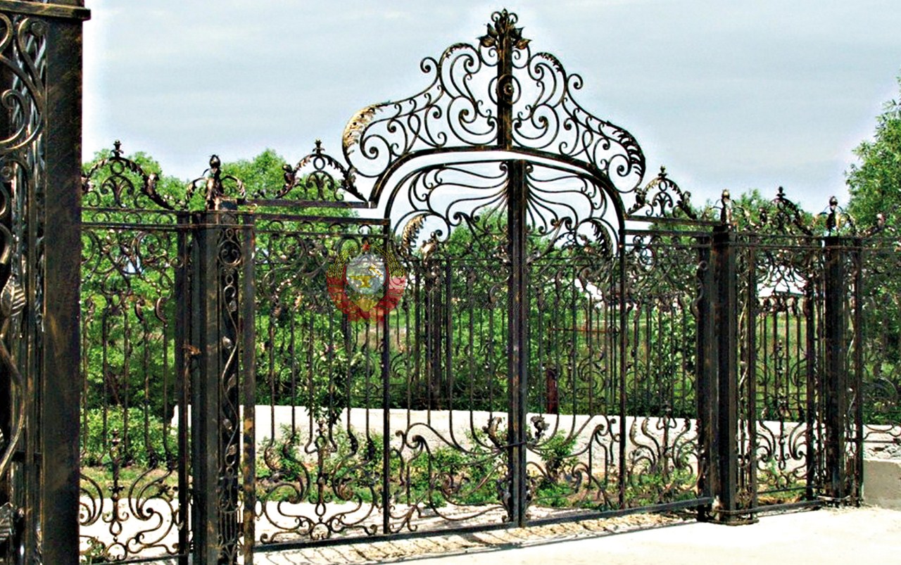 Кованые ворота на кованых столбах