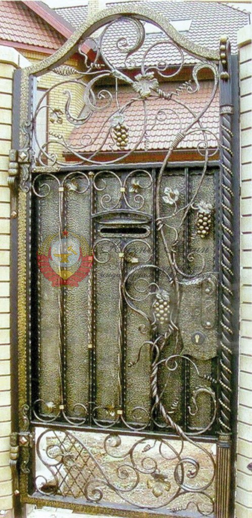 Кованая калитка с почтовым ящиком