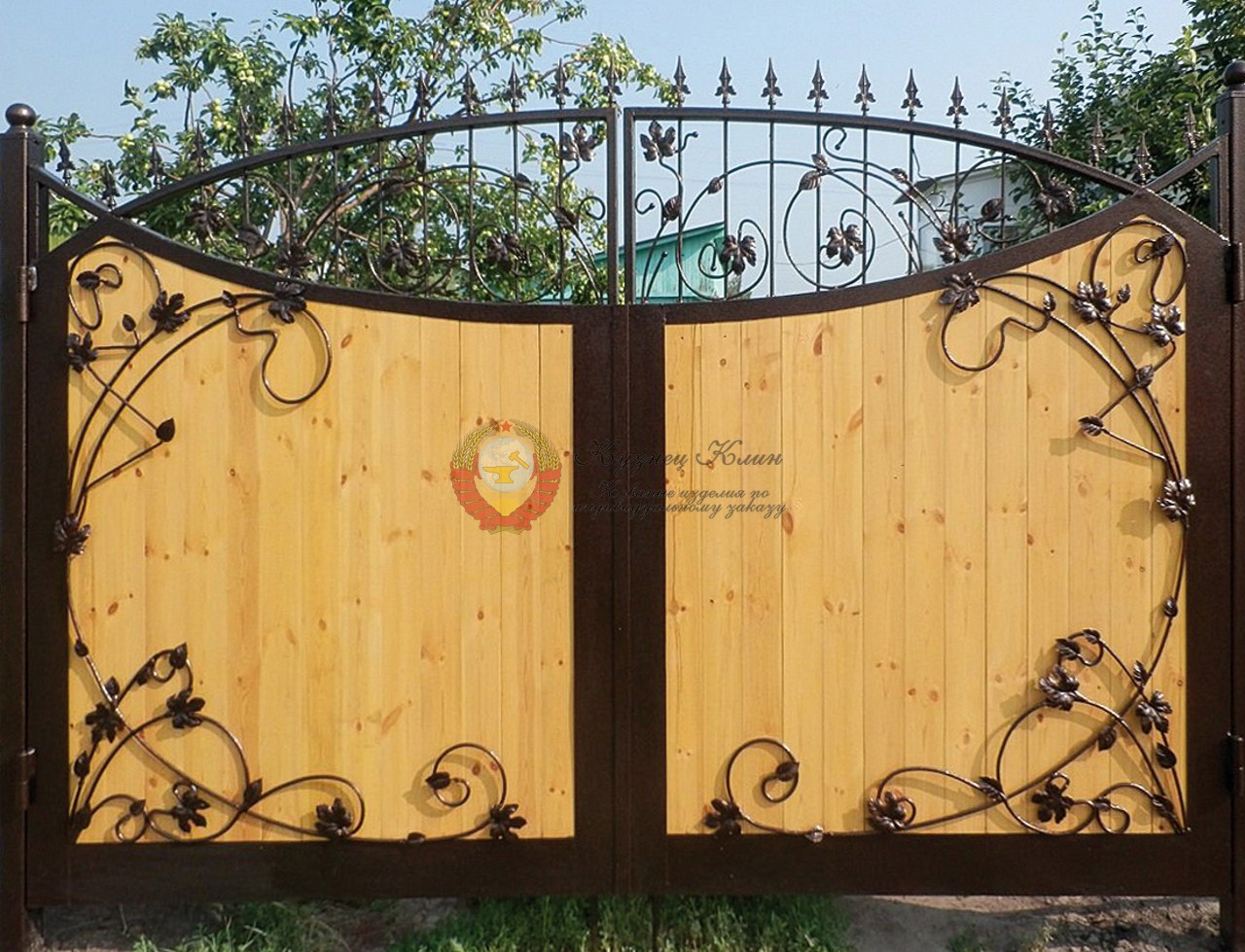Кованые ворота с деревом