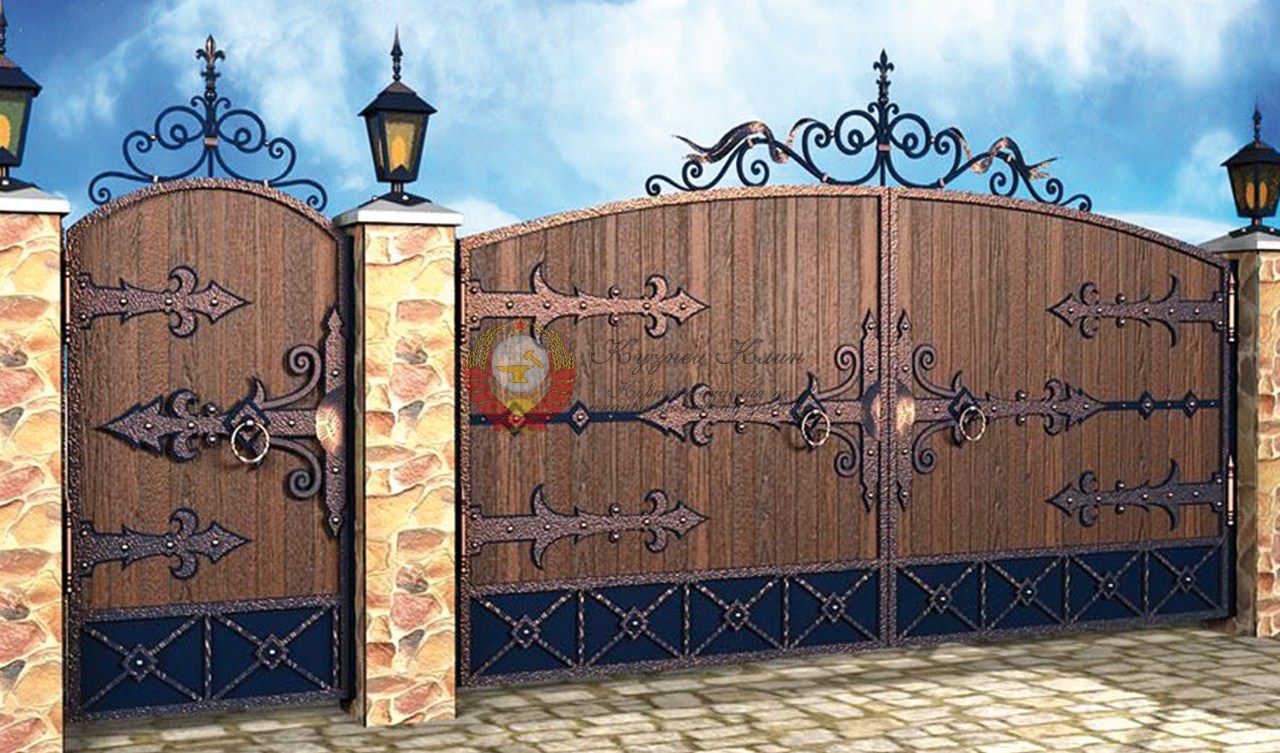 Кованые ворота с дубовым щитом