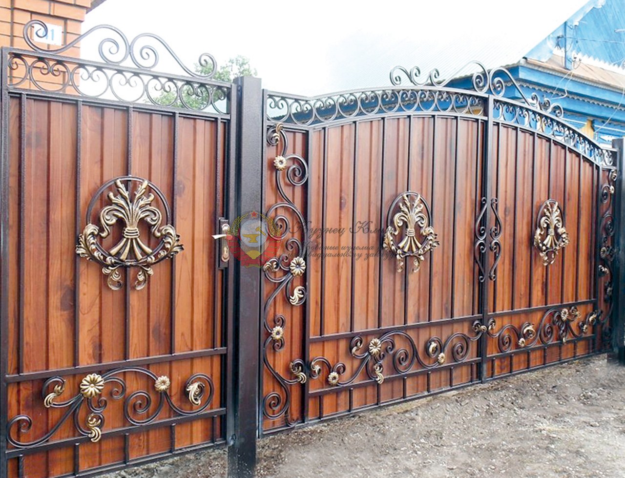 Кованые ворота с профлистом под дерево