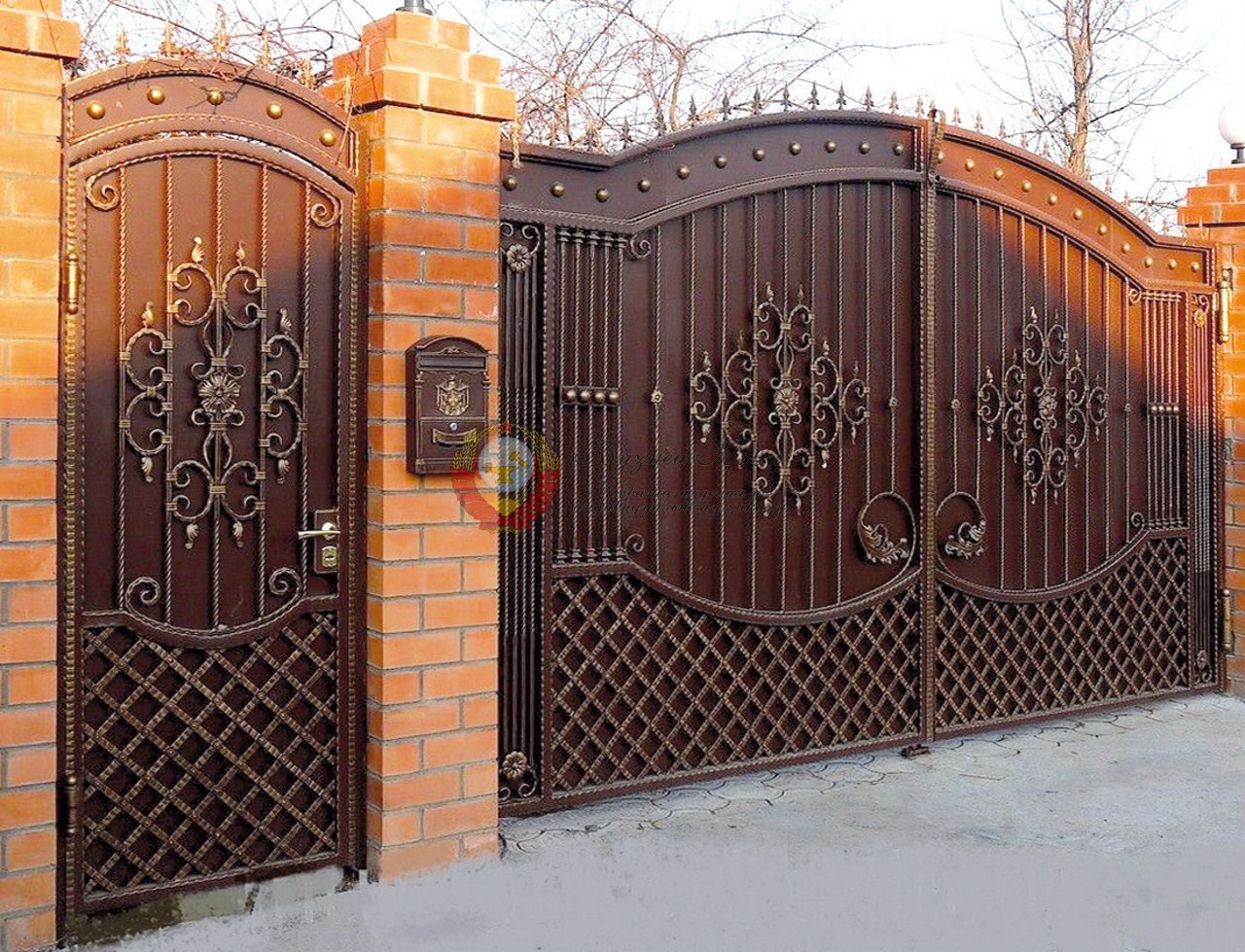Кованые ворота с сеткой
