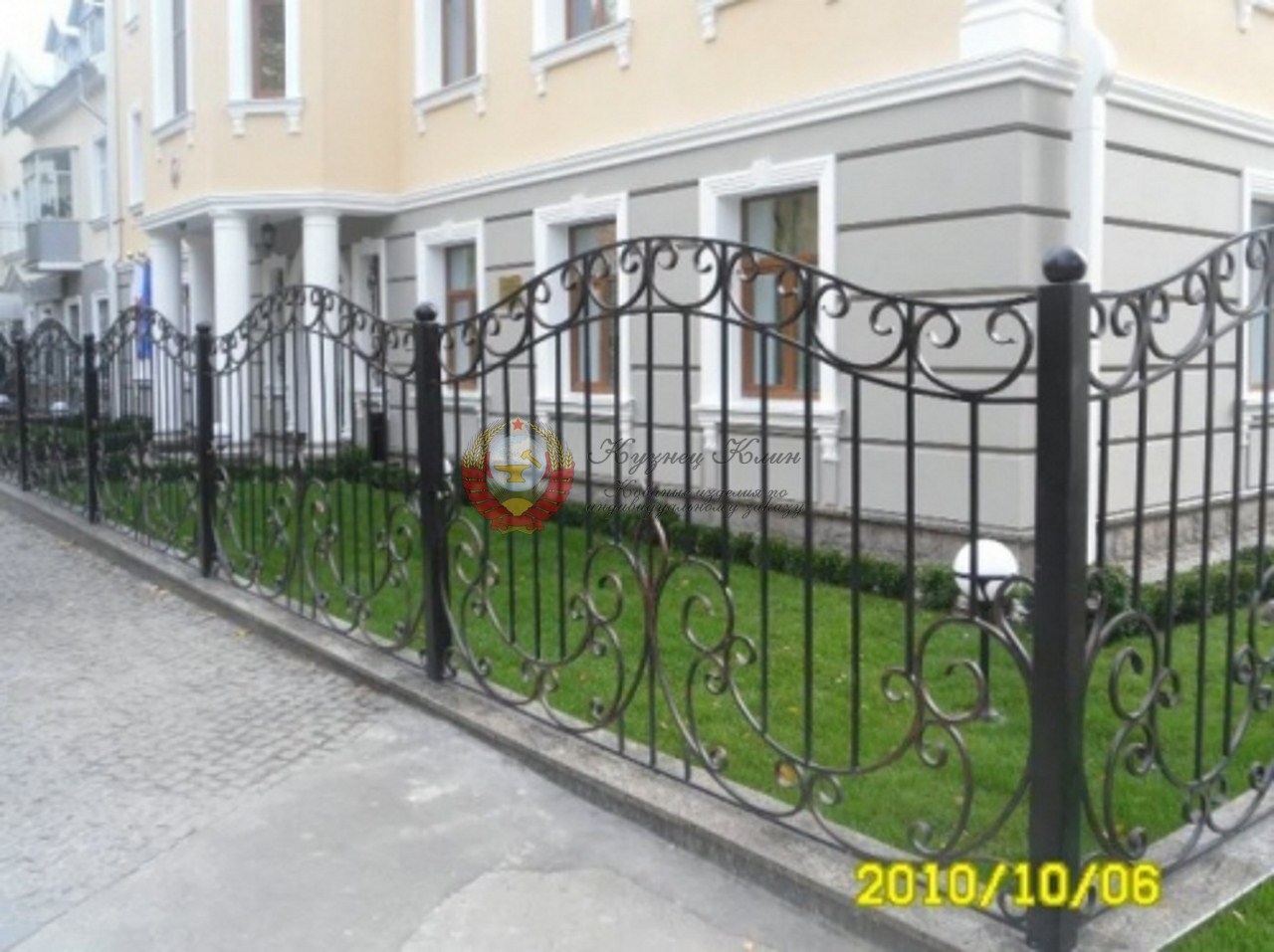 Забор кованый классика с металлическими столбами