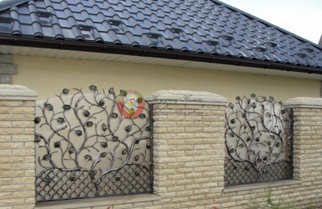 Забор кованый растущее дерево